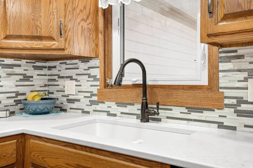 19-web-or-mls-2104-w-oakland-ave.jpg