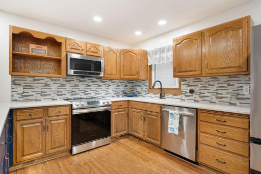 16-web-or-mls-2104-w-oakland-ave.jpg