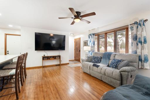 13-web-or-mls-2104-w-oakland-ave.jpg