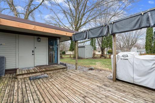 8-web-or-mls-2104-w-oakland-ave.jpg