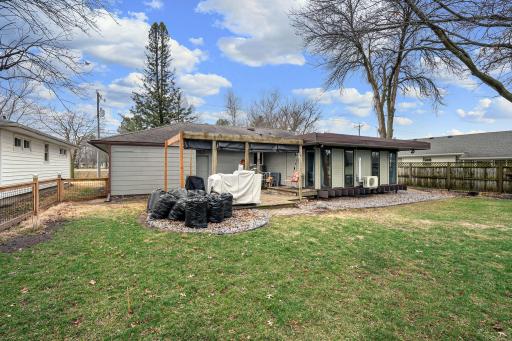 5-web-or-mls-2104-w-oakland-ave.jpg