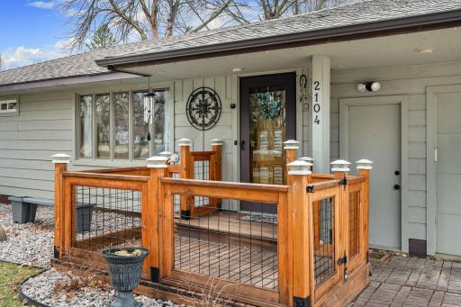 4-web-or-mls-2104-w-oakland-ave.jpg