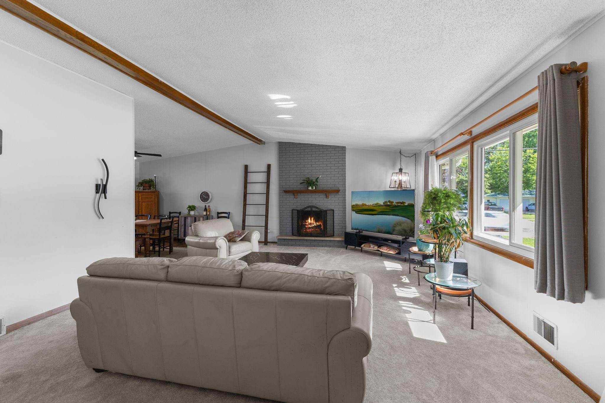 Vivid Spaces_8555 Medicine Lake Rd_11.jpg