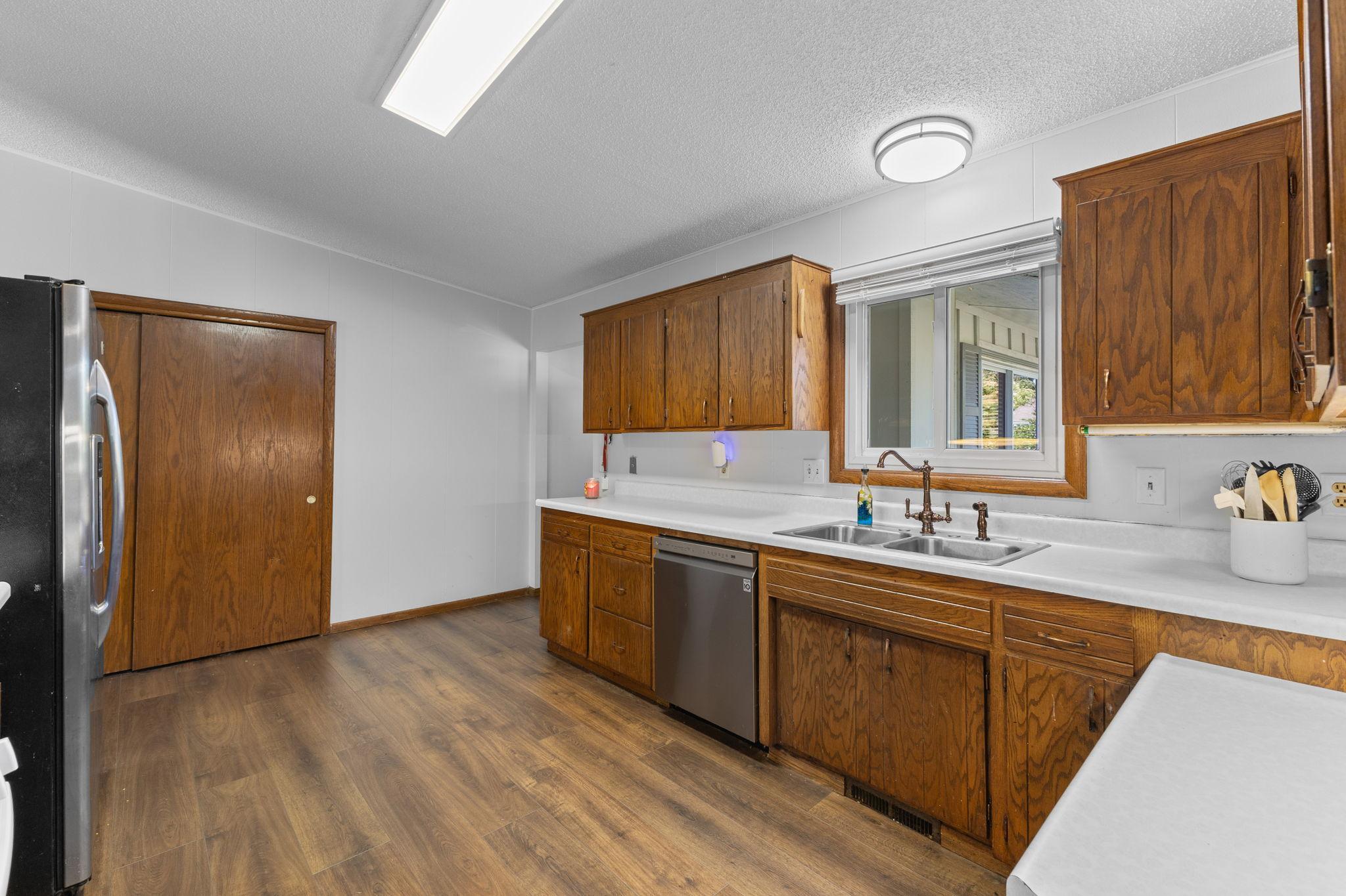 Vivid Spaces_8555 Medicine Lake Rd_22.jpg