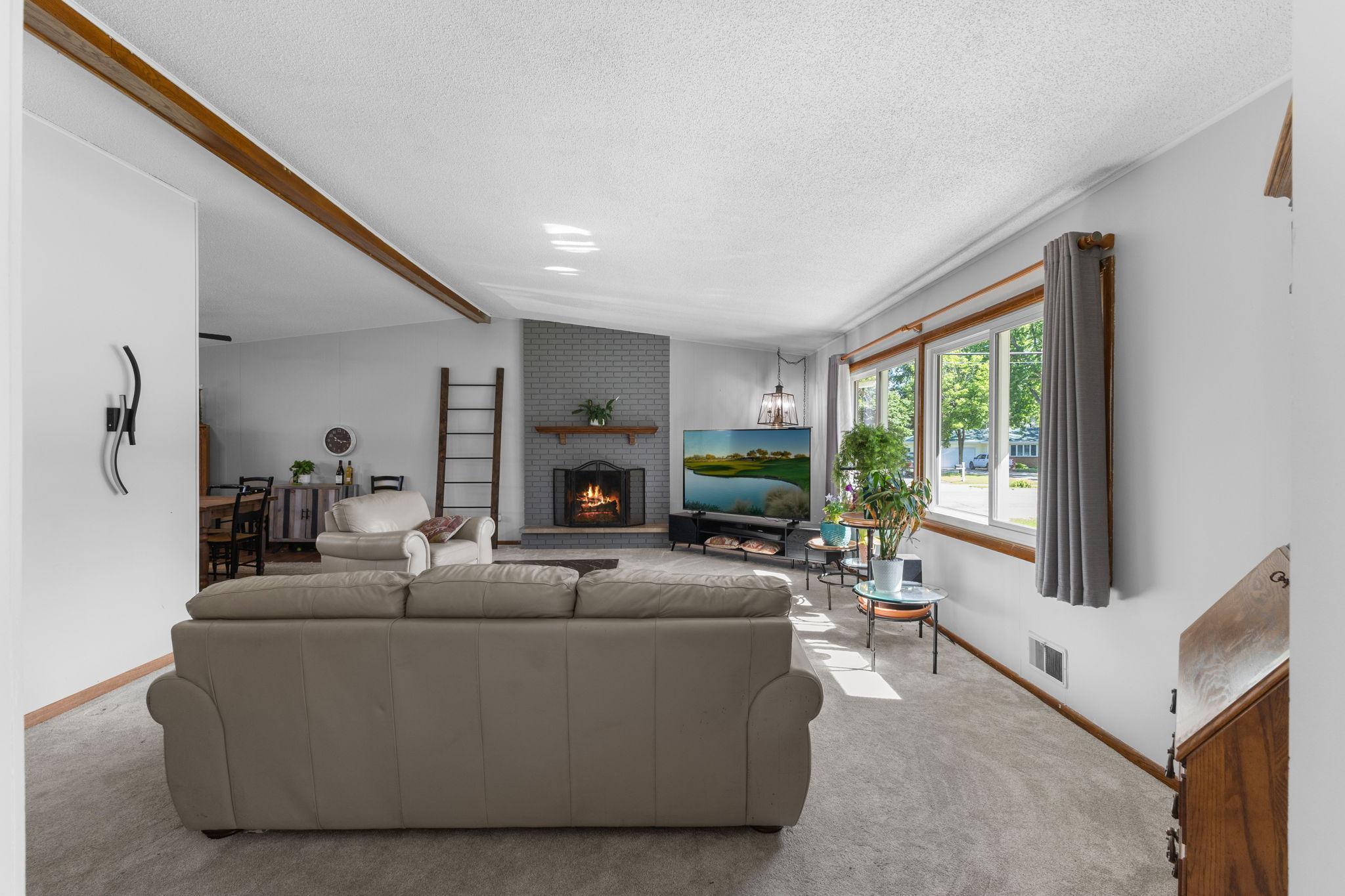 Vivid Spaces_8555 Medicine Lake Rd_12.jpg
