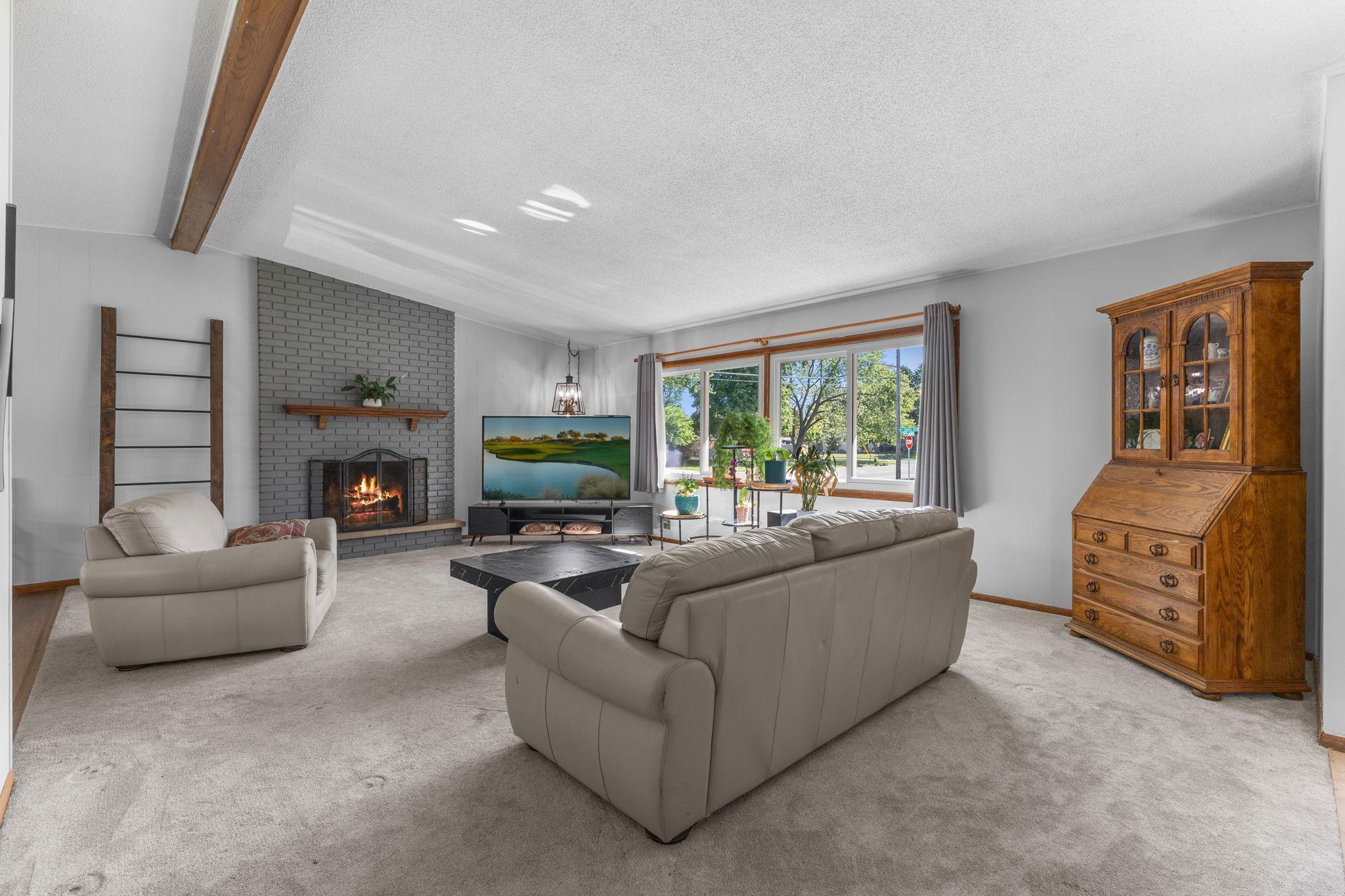 Vivid Spaces_8555 Medicine Lake Rd_13.jpg