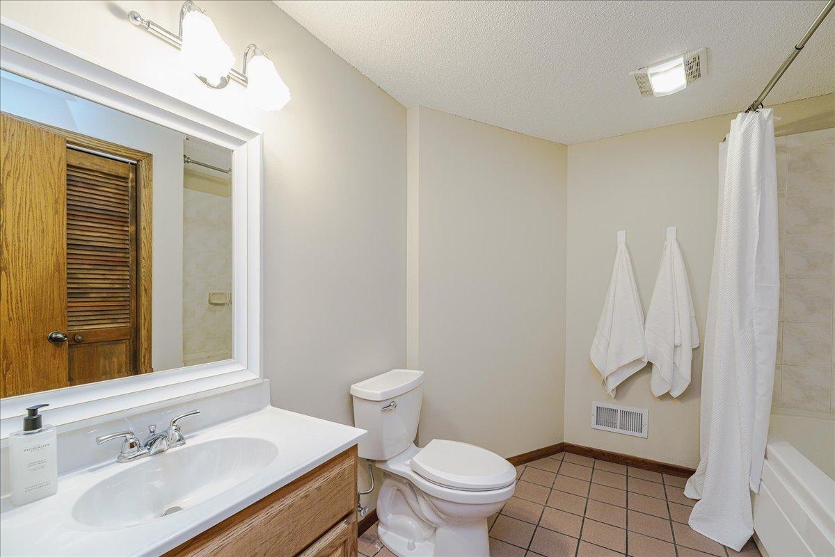LL Bathroom with jetted tub