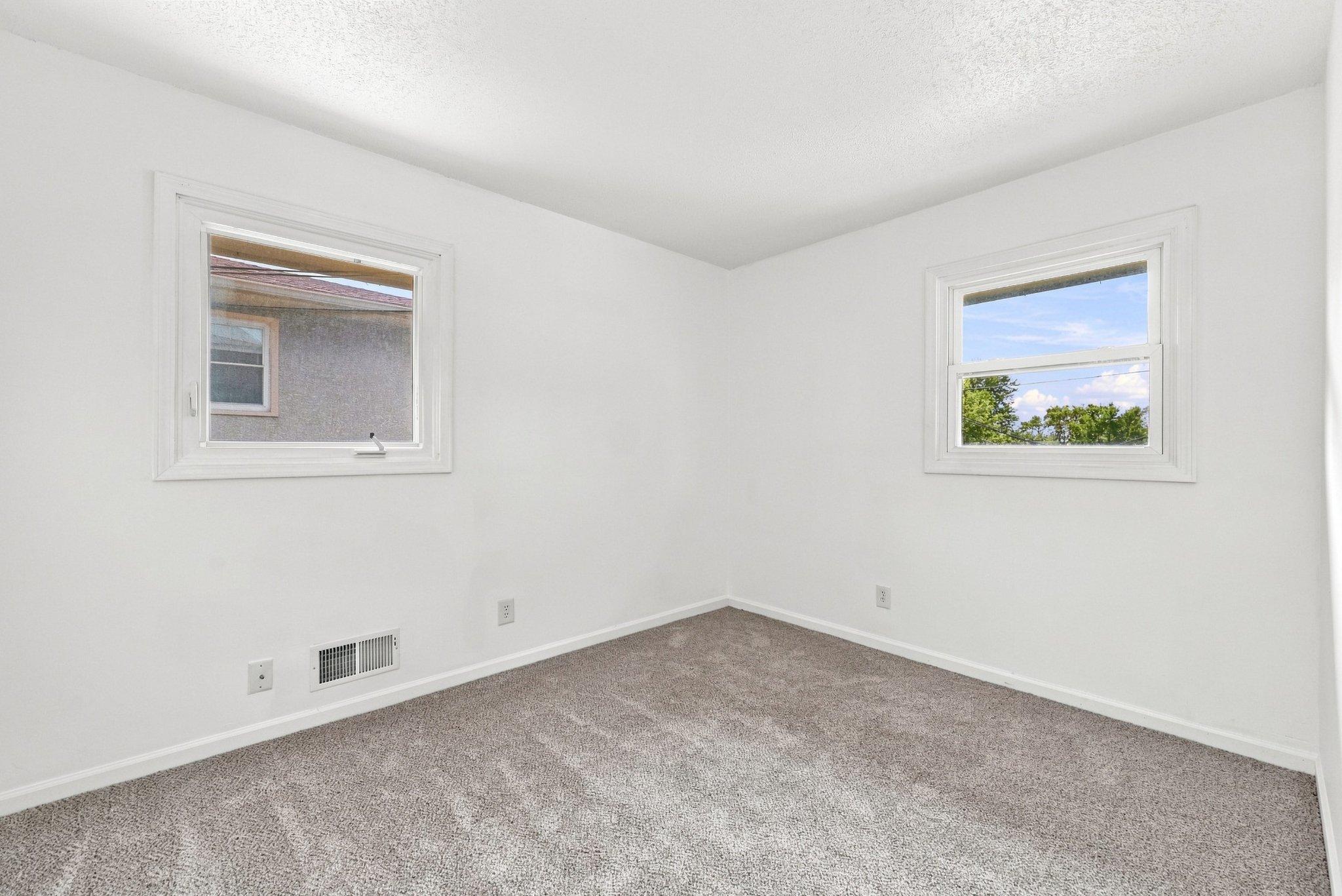 518_37th_Ave_NE_Minneapolis_MN_55421_USA_018.jpg