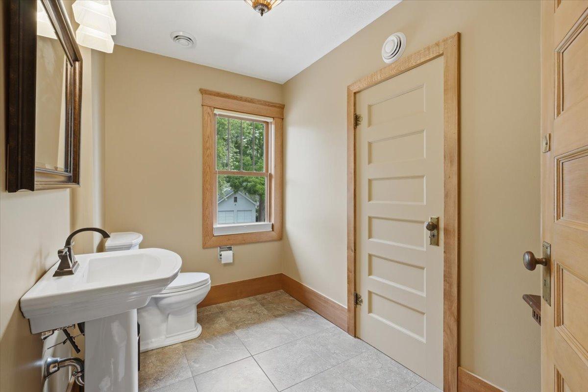 24-Restroom.jpg