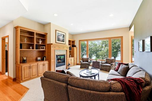 Spacious living room w/ 10ft ceilings & gas fireplace