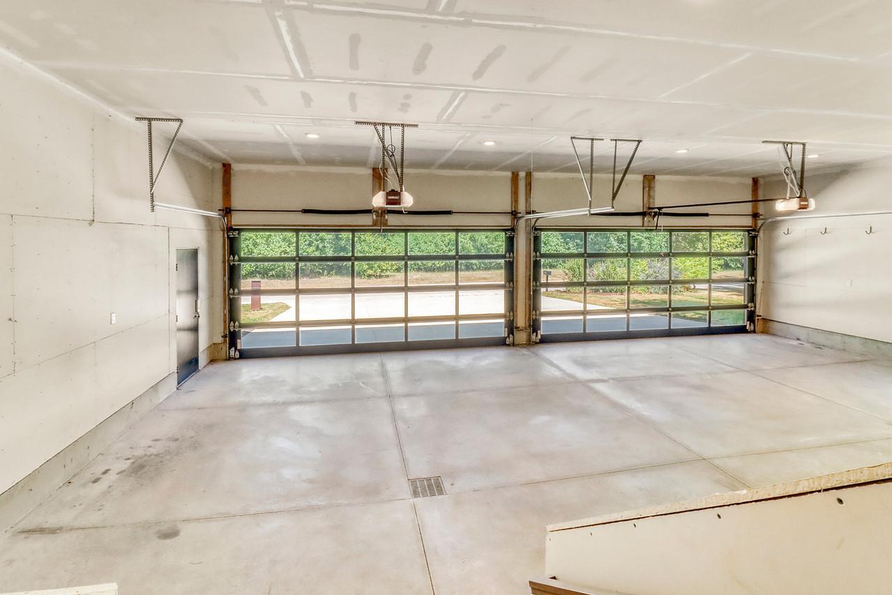 Garage w/ floor drain