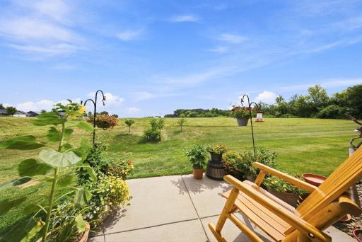 Enjoy low-maintenance living in a fantastic location!