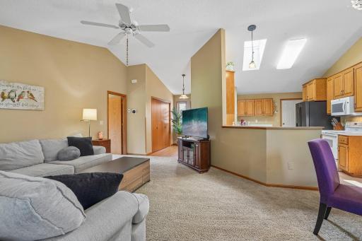 11-web-or-mls-Windsor Ln N-S0408-011.jpg