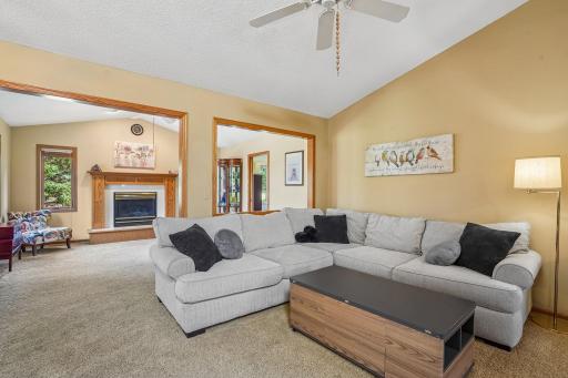 9-web-or-mls-Windsor Ln N-S0408-009.jpg