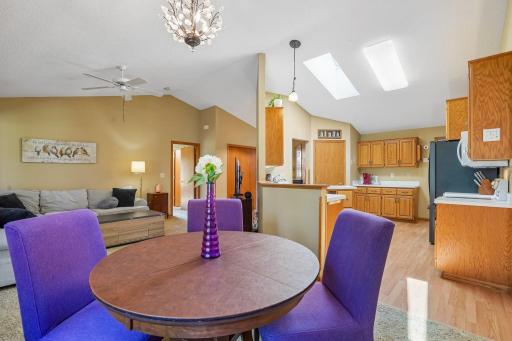 18-web-or-mls-Windsor Ln N-S0408-018.jpg