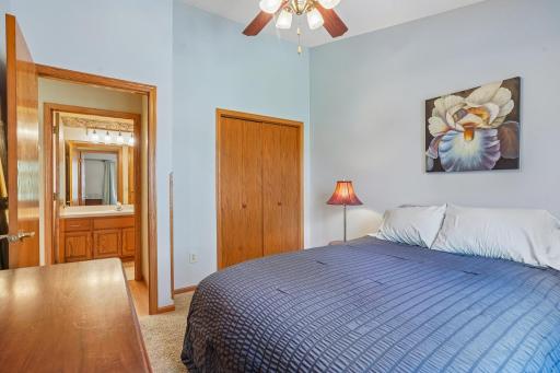 38-web-or-mls-Windsor Ln N-S0408-038.jpg