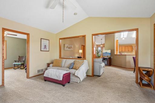 14-web-or-mls-Windsor Ln N-S0408-014.jpg