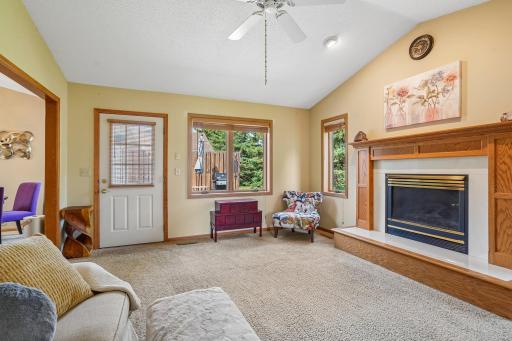 16-web-or-mls-Windsor Ln N-S0408-016.jpg