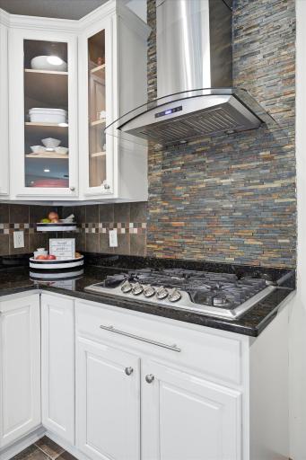 Don't you just love the glass accents on those cabinets?!?