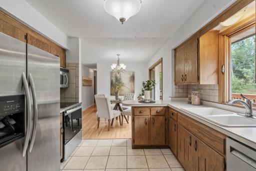 Kitchen w/ abundant cabinetry, tile backsplash & SS apps