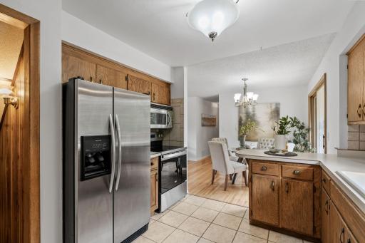 Kitchen w/ abundant cabinetry, tile backsplash & SS apps