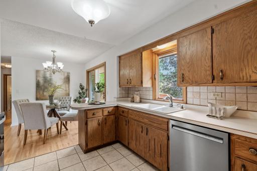 Kitchen w/ abundant cabinetry, tile backsplash & SS apps