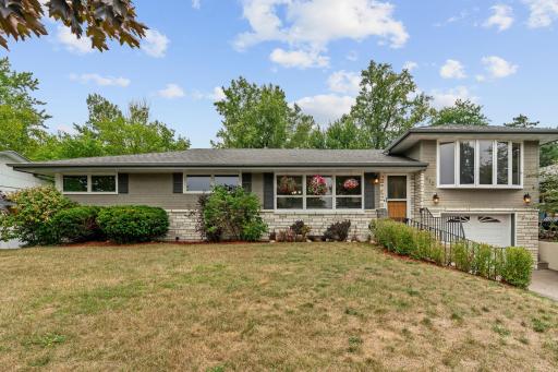 1-web-or-mls-810 Oakwood Dr-3.jpg