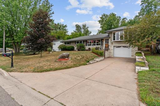 2-web-or-mls-810 Oakwood Dr-1.jpg