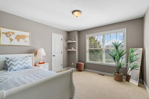 Upper Level w/ 4 bedroomsâall w/ walk-in closets
