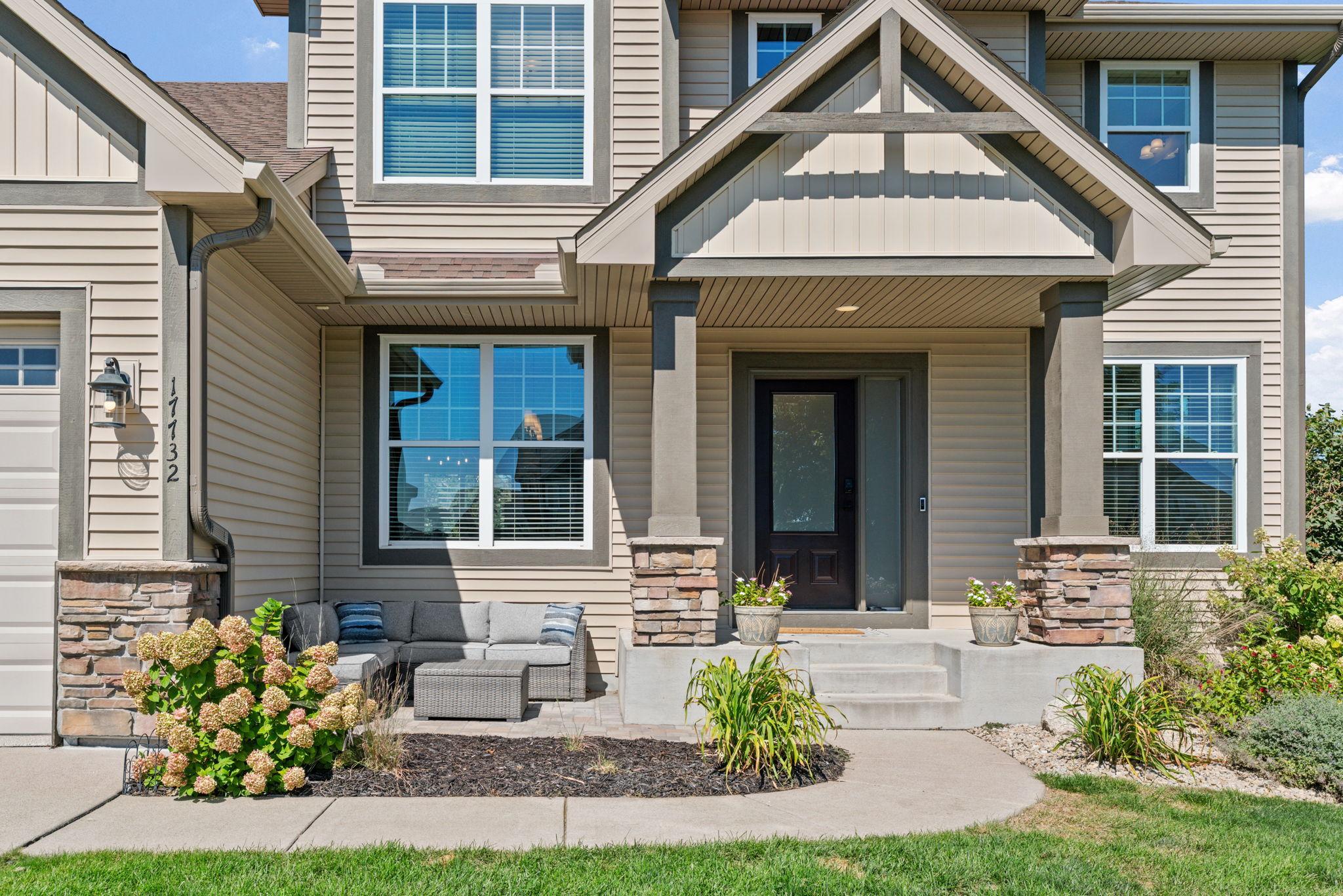 Beautiful curb appeal w/ front patio