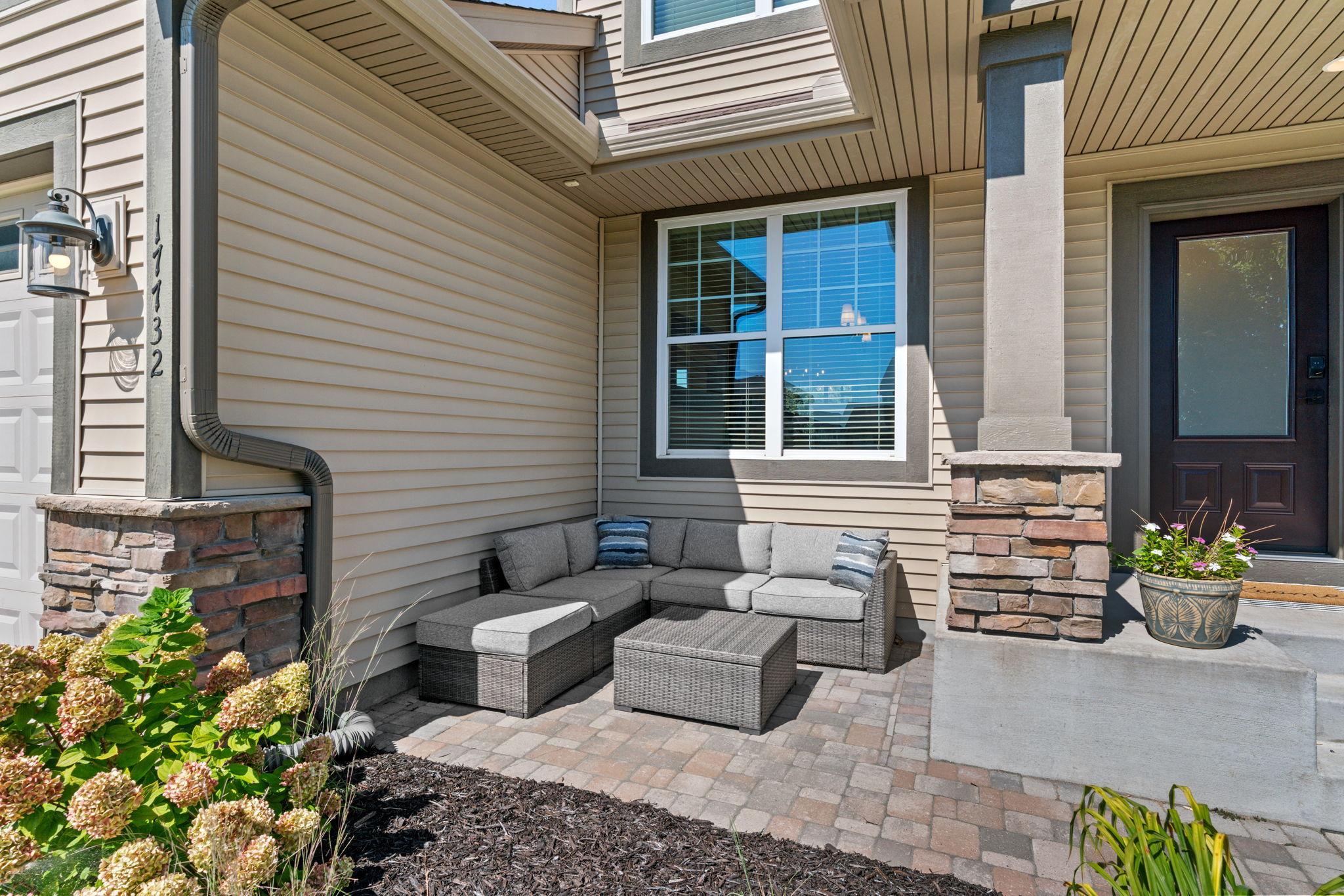 Beautiful curb appeal w/ front patio