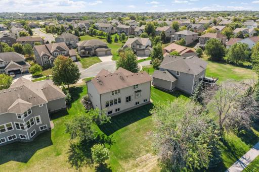 Prime cul-de-sac setting in sought-after Bonaireâan established THREE-pool community in high-ranking WAYZATA SCHOOLS!