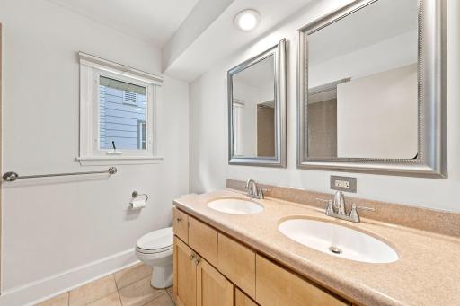 27-web-or-mls-5300 Logan Ave S-8.jpg