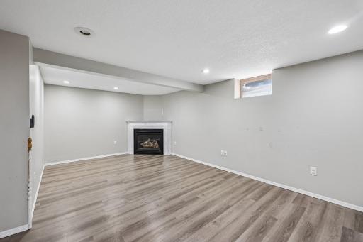 29-web-or-mls-Main Ave NE-S2807-029.jpg