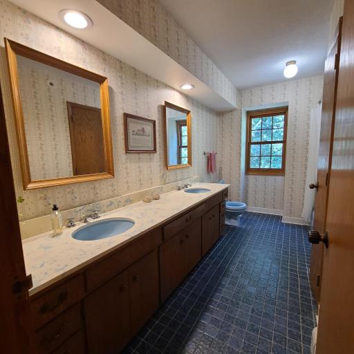 Upper-level Full Bath