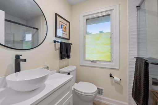 Upper level bath with walk-in shower