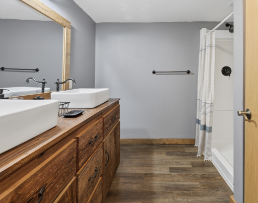 LL Bathroom w/ Double Sinks & Walk-In Shower