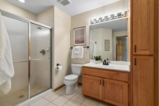 Bath ensuite for the 2nd bedroom