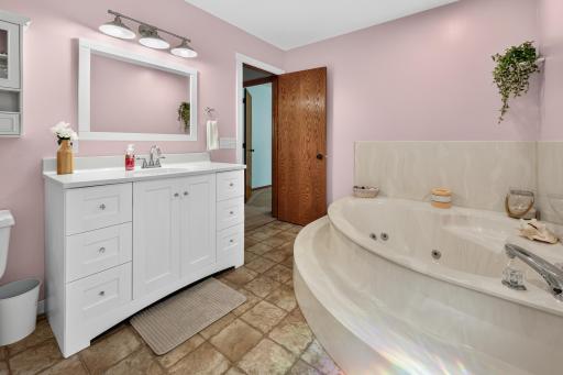Upper Full Bathroom w/ Jetted Tub