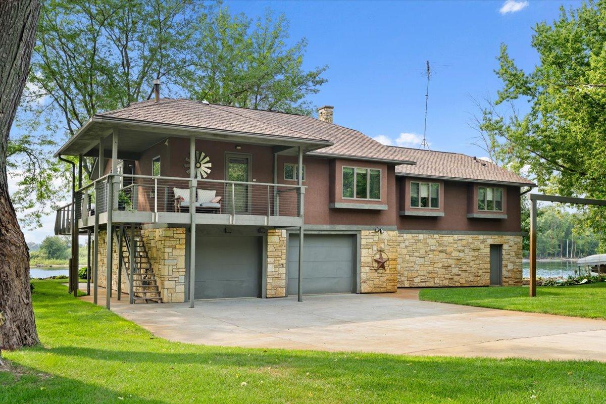 These 2 garage doors in front open to the utility room, not garage space