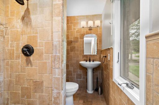 19-web-or-mls-18510-25th-ave-n.jpg