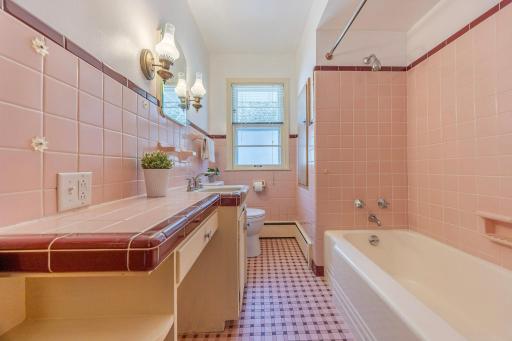When was the last time you came across an original pink bathroom this well preserved?