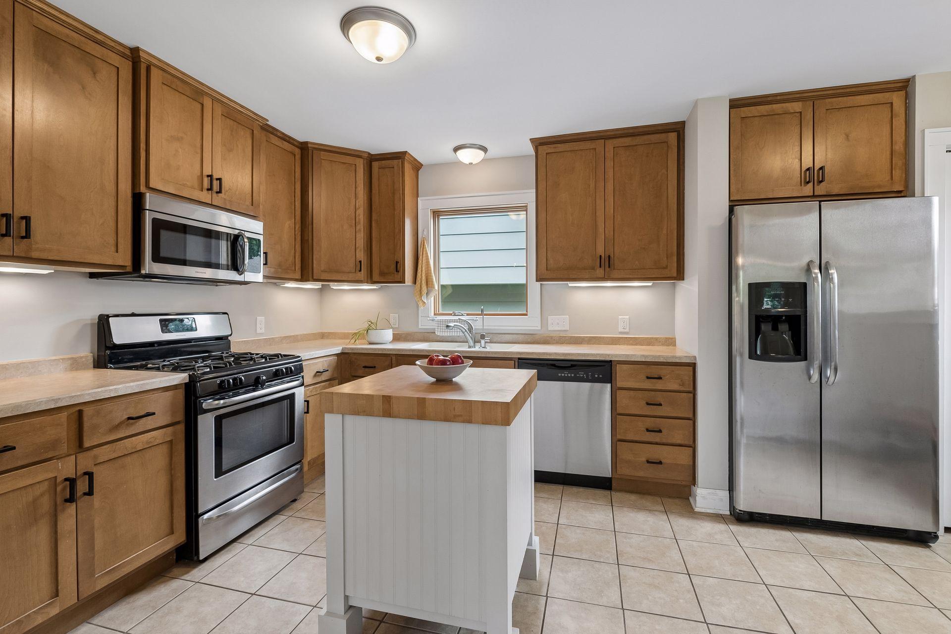 Highly functional, efficient and well-designed kitchen. Lots of prep space.