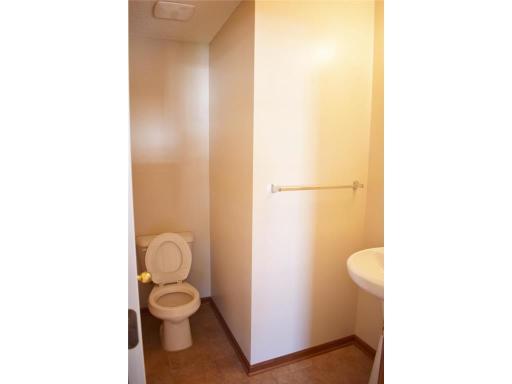 main level half bath.jpg
