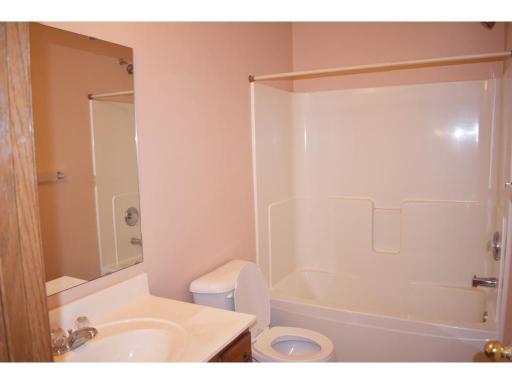 Upper level full bath 1.jpg