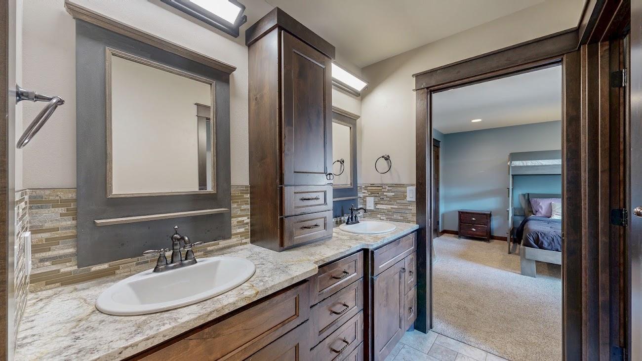 Upstairs bath 3.jpg