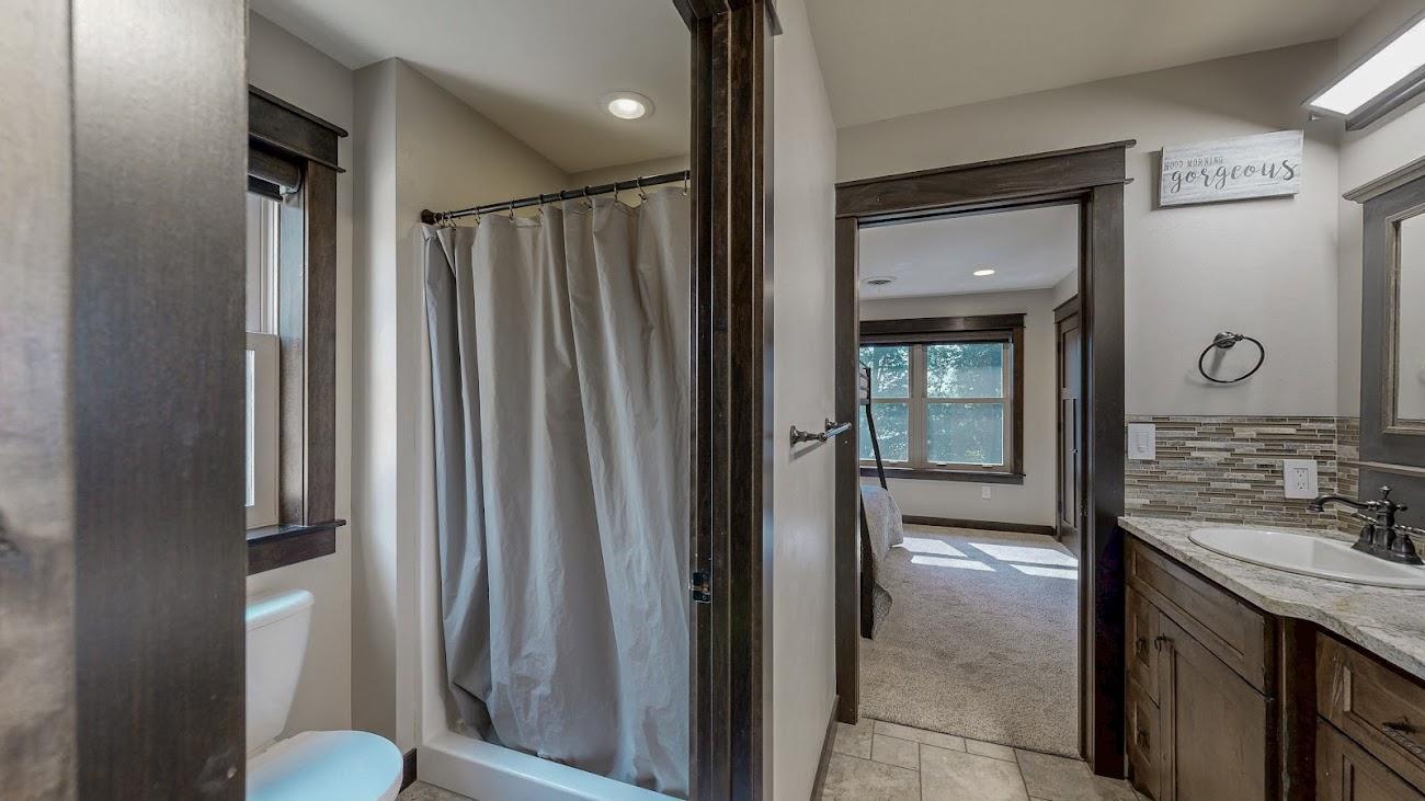 Upstairs bath 3.2.jpg