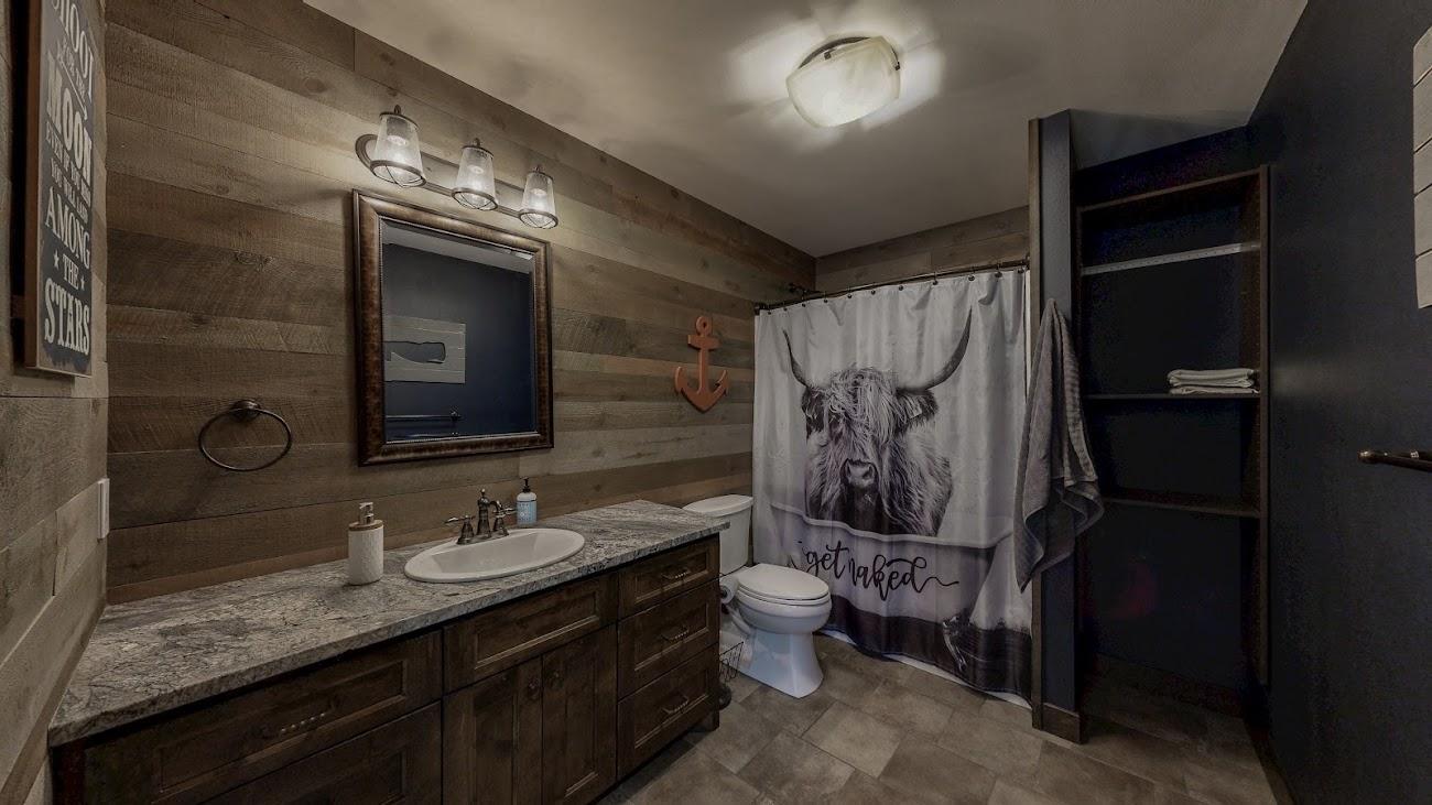 Upstairs bath 4.jpg