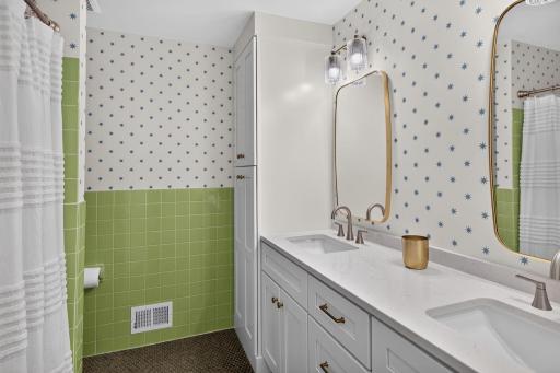 Full bathroom shared by the 2 bedrooms on this level