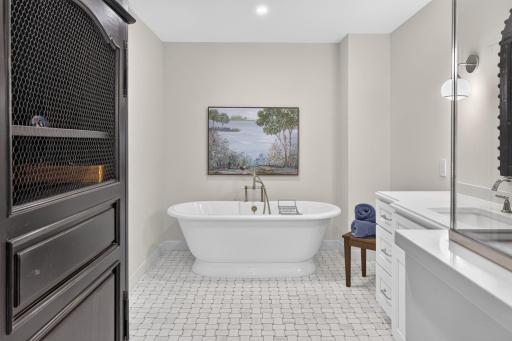 Soaking tub